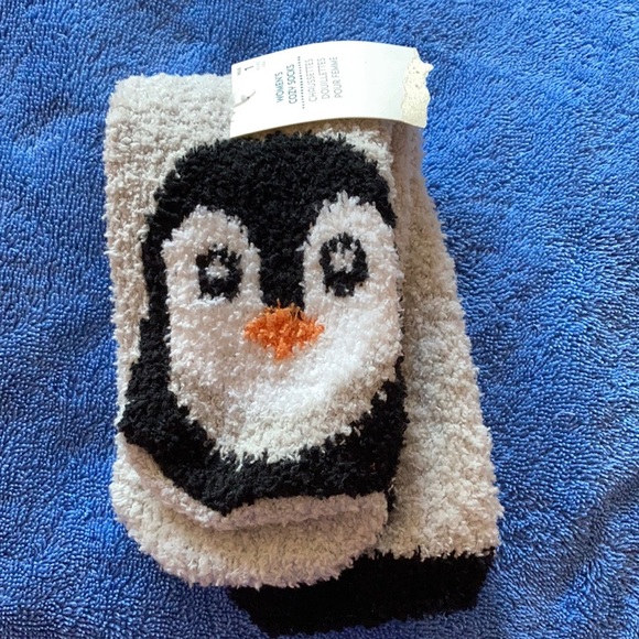 Accessories - 🐧NWT Penguin Fuzzy Socks